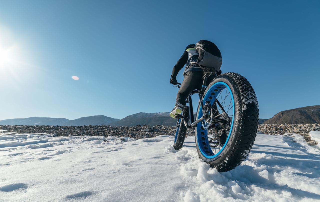 ファットバイクのおすすめ特集！ タイヤの太い自転車のメリット・デメリットとは？ - ハピキャン｜キャンプ・アウトドア情報メディア