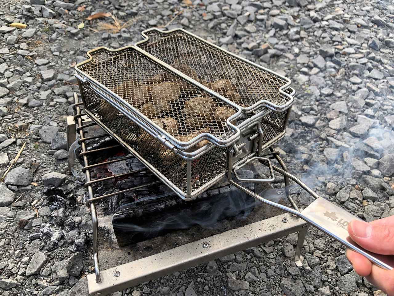 炭火もも焼き器】ロゴス「もも焼き器」で手軽に炭火料理！ 本格焼き鳥をキャンプで☆レシピも紹介 - ハピキャン｜キャンプ・アウトドア情報メディア