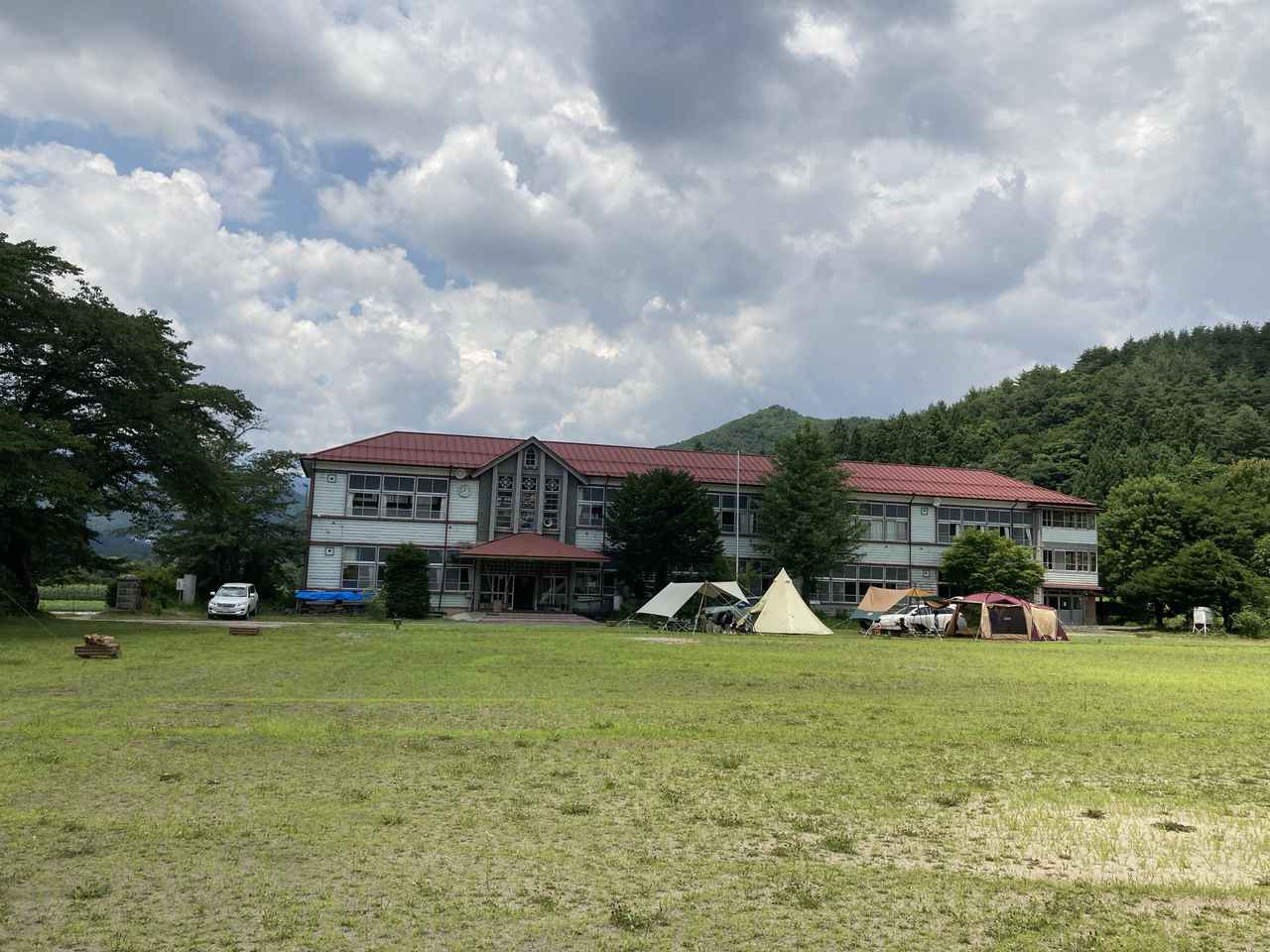 【廃校で非日常体験】小学校の校庭でキャンプ！群馬県『HOTAKANE BASE』