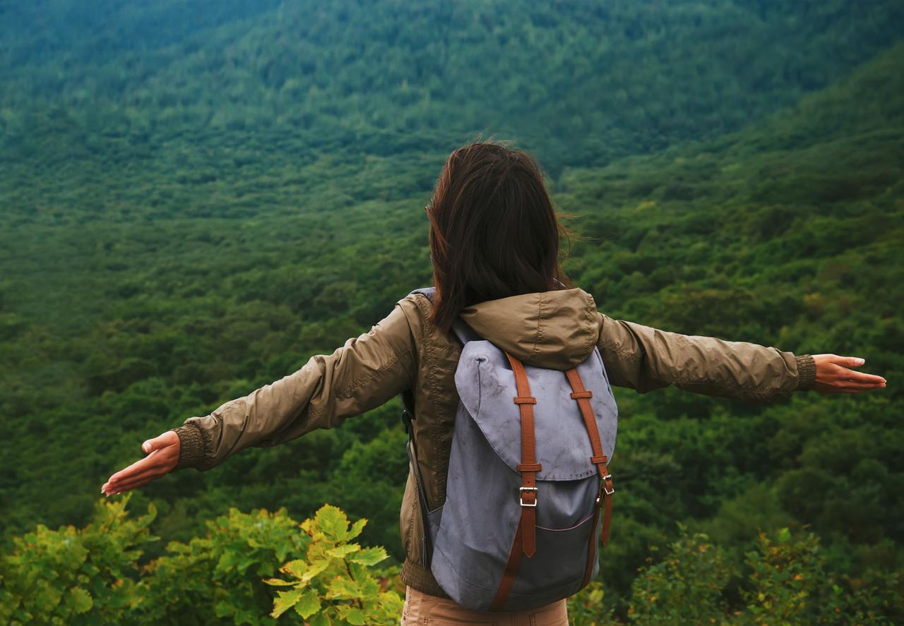 【レディース必見】春の登山・アウトドアファッションはマウンテンパーカーで決まり！