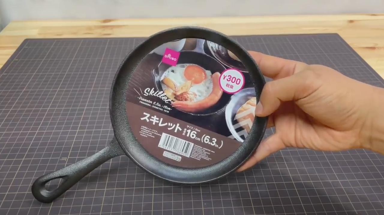 DAISO(ダイソー)からおしゃれな『薄型スキレット』が登場！ キャンプ系YouTuber FUKUがご紹介