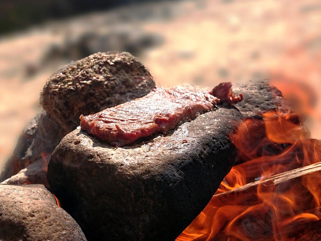 【キャンプで頂く石焼きステーキ】美味しく焼くコツを詳しくご紹介！　溶岩プレートも