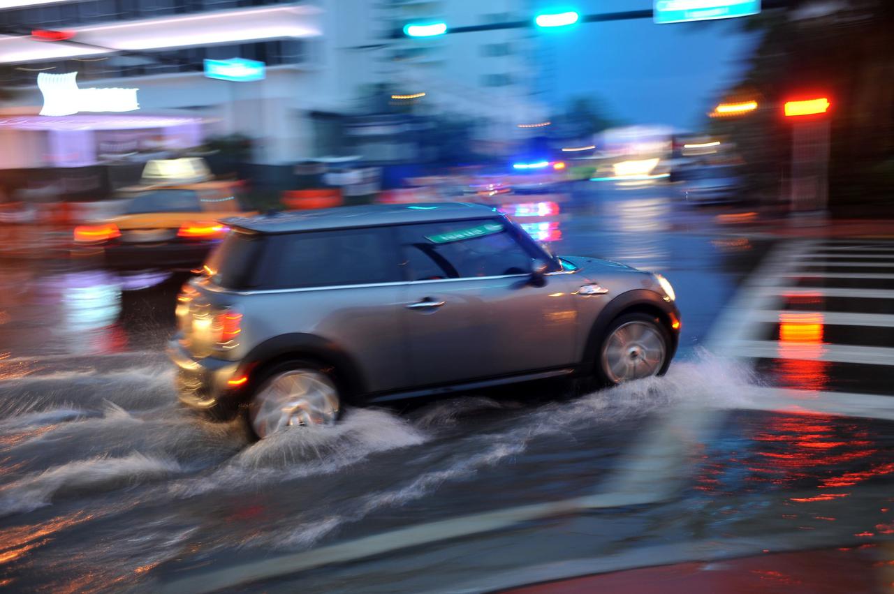 【ハイドロプレーニング現象】とは？　雨天時の運転に要注意！　対処法・予防策・車載グッズをご紹介