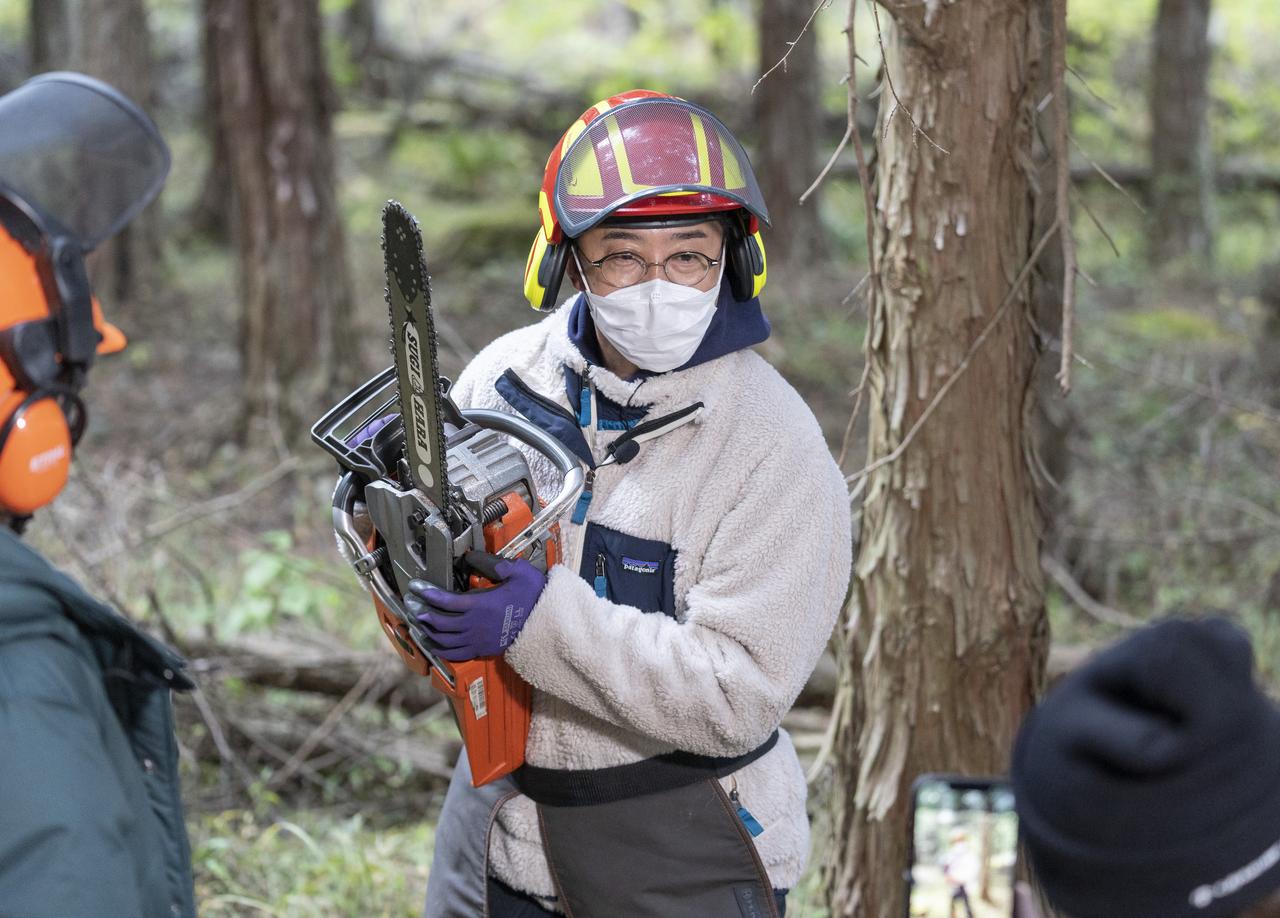 初心者でも楽しめるデュオキャンプ(中編)　緊張と興奮の連続…チェーンソーで間伐体験/コンパクトなのに暖かいストーブetcレアなギアが続々登場【おぎやはぎのハピキャン】