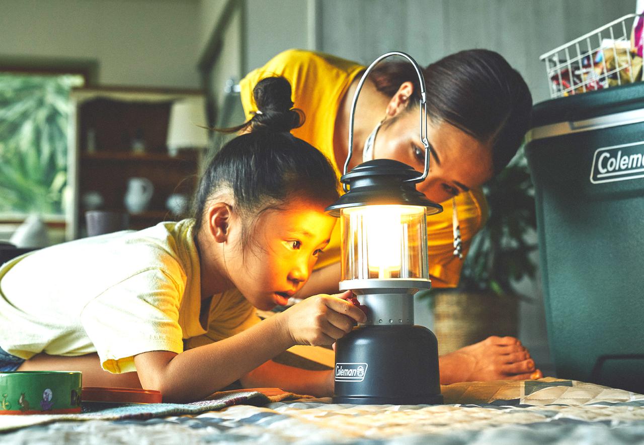 コールマンの充電式のLEDランタン新登場。ウォームカラーの灯りがキャンプサイトを包み込みます！