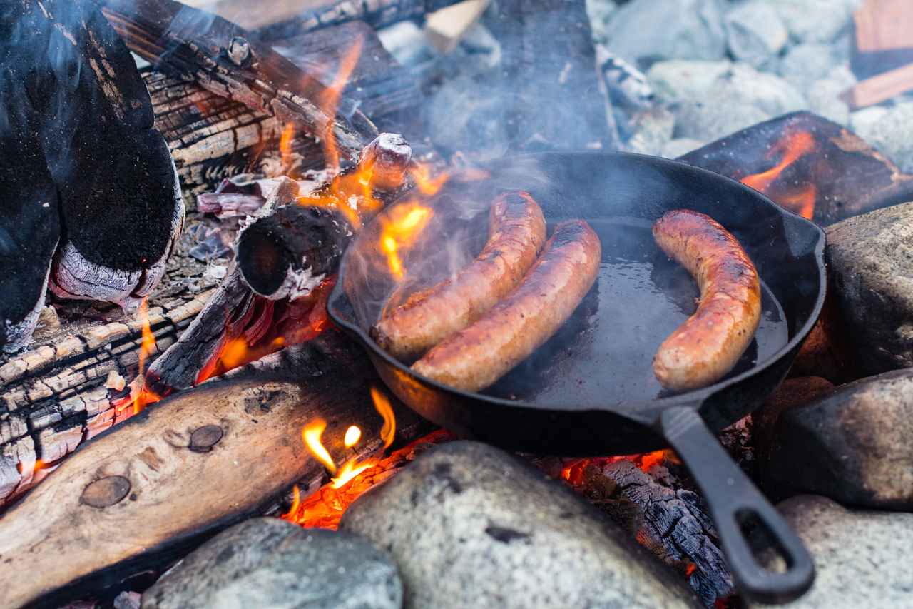 スキレットで作る簡単キャンプ料理3選　焚き火なしで作るスモアなど楽ちん美味しいレシピ