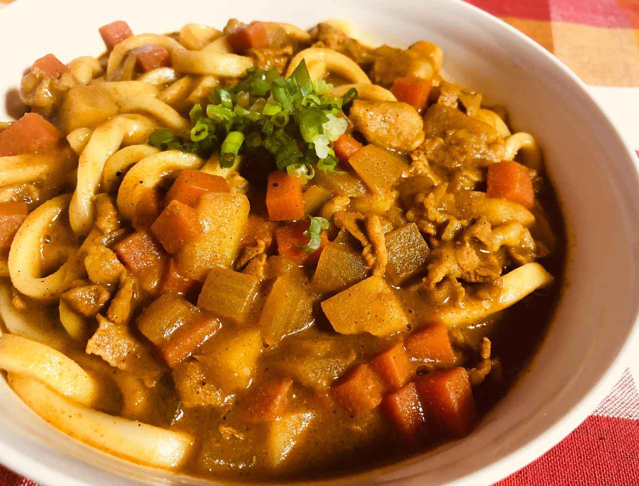 【うどんに合うレトルトカレー３選】　キャンプで作れる簡単カレーうどんレシピも紹介！　時間がない時はこれで決まり！