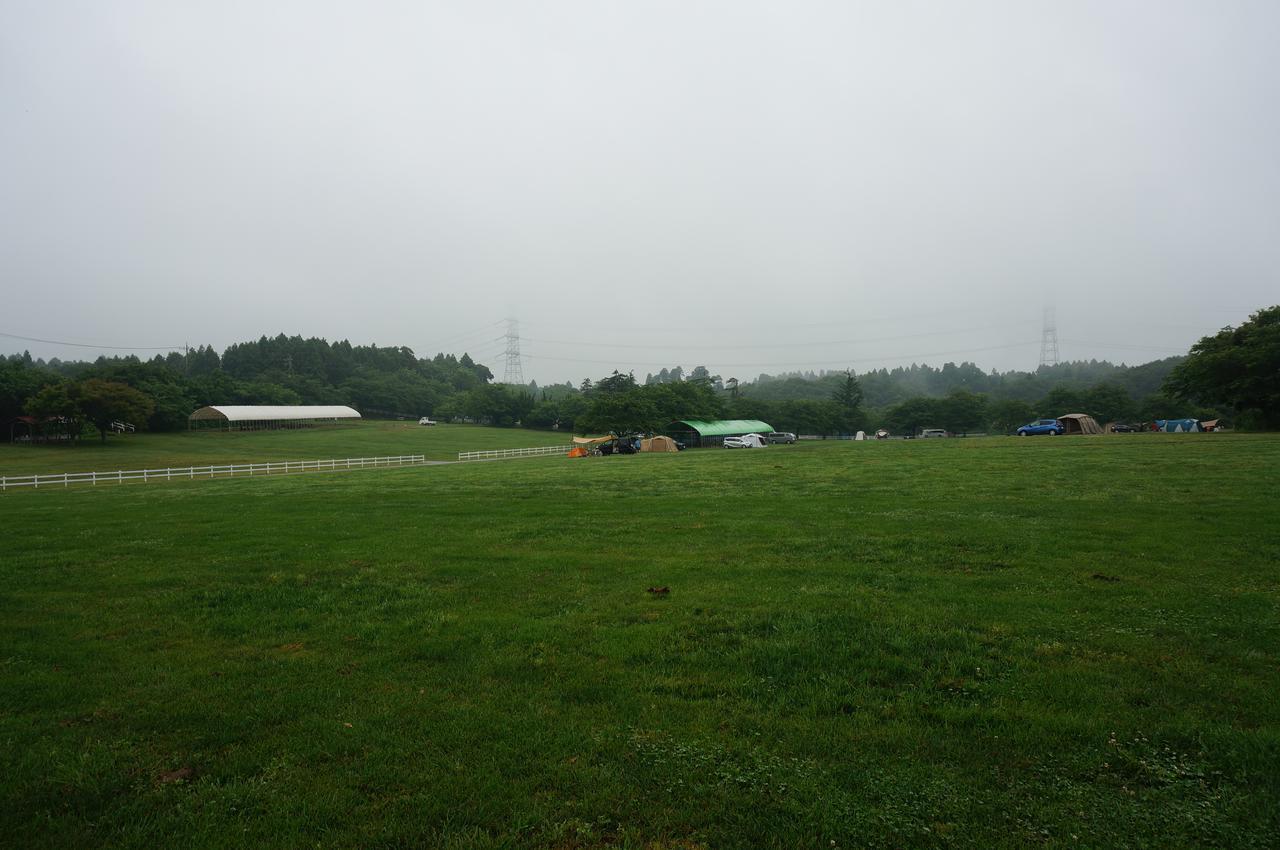 【雨の日キャンプ】雨でも楽しめる！　コテージ・バンガローと注意点をチェック！