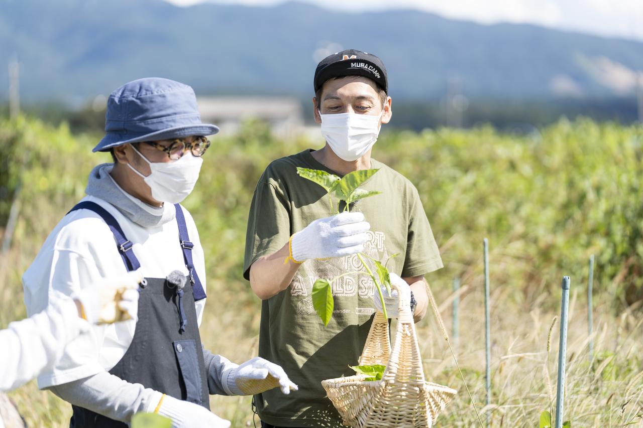 “とろサーモン村田流 地産地消キャンプ(前編)”  新鮮野菜や金賞受賞のソーセージなど極上食材を調達！オープン前から話題のキャンプ場『Nordisk Hygge Circles UGAKEI』に初潜入【おぎやはぎのハピキャン】