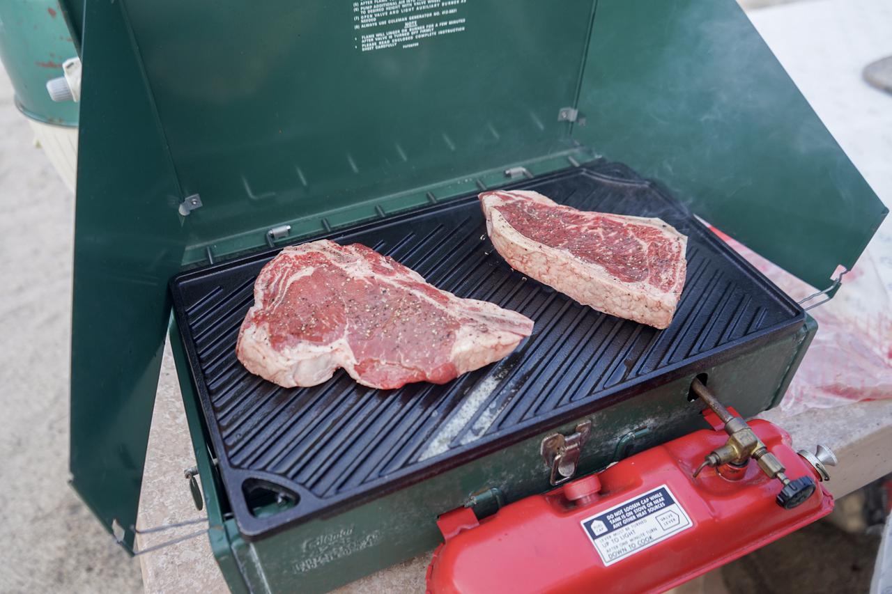 【筆者愛用】1枚で2WAY！LODGE(ロッジ)の両面焼き×5mm厚の鉄板「ダブルグリドル」なら絶品BBQが楽しめる！