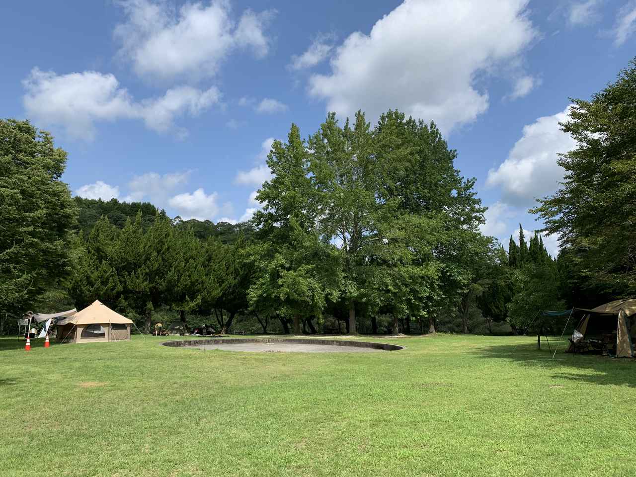 広島県のキャンプ場「川真珠貝広場キャンプ場」は全面芝生！　川遊びができてファミリーにおすすめ！