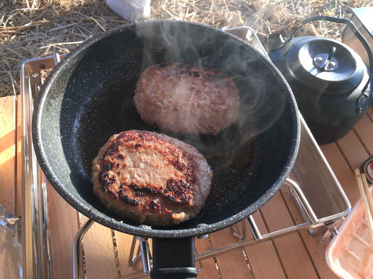 【簡単おしゃれ料理】キャンプでハンバーガーを作ろう！　時短レシピで調理もラクラク