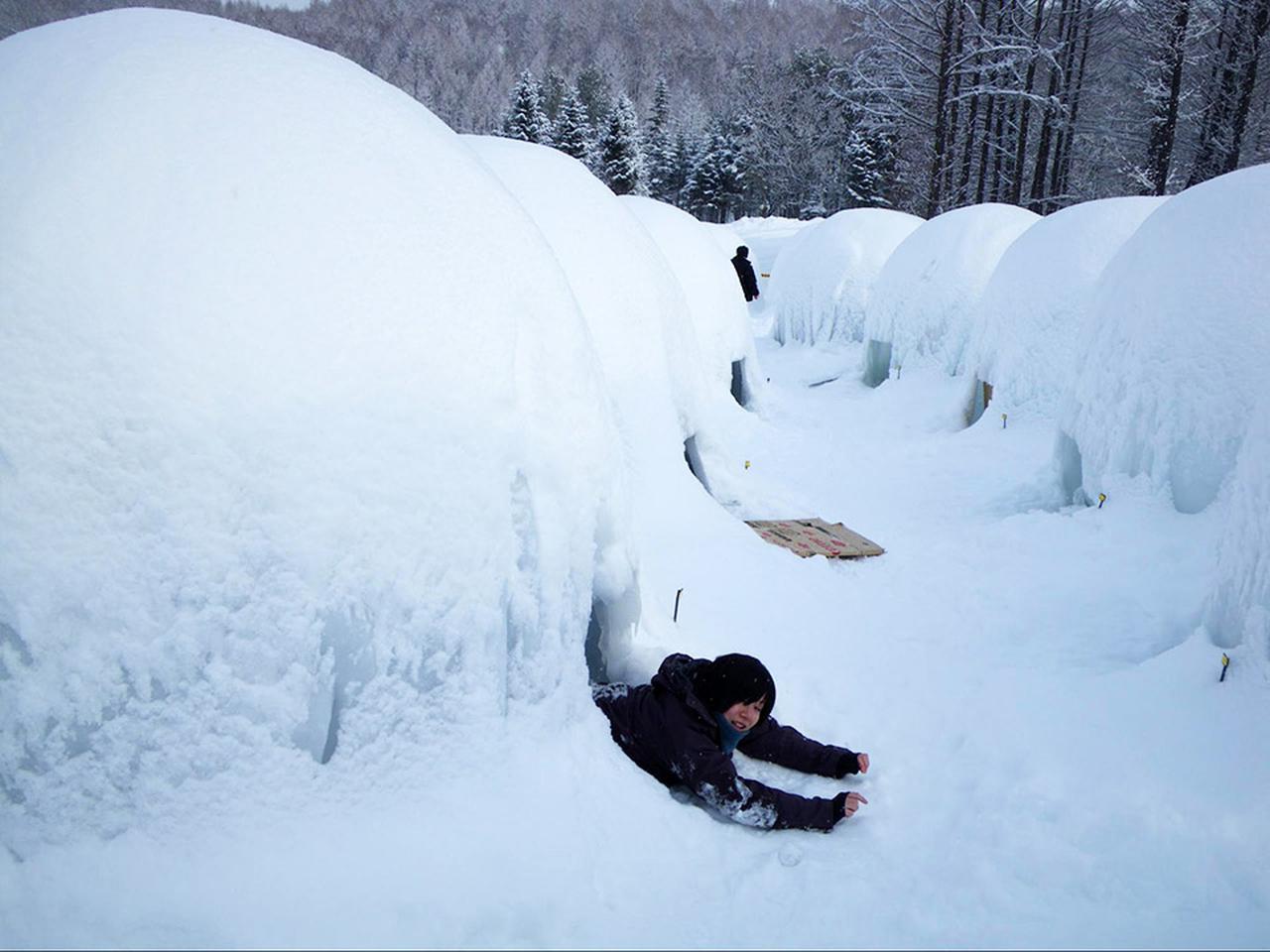 【雪中キャンプ】かまくらの遊び方・イグルーを作って宿泊・バルーンマンション体験まで雪山キャンプのスタイルを5つ紹介！