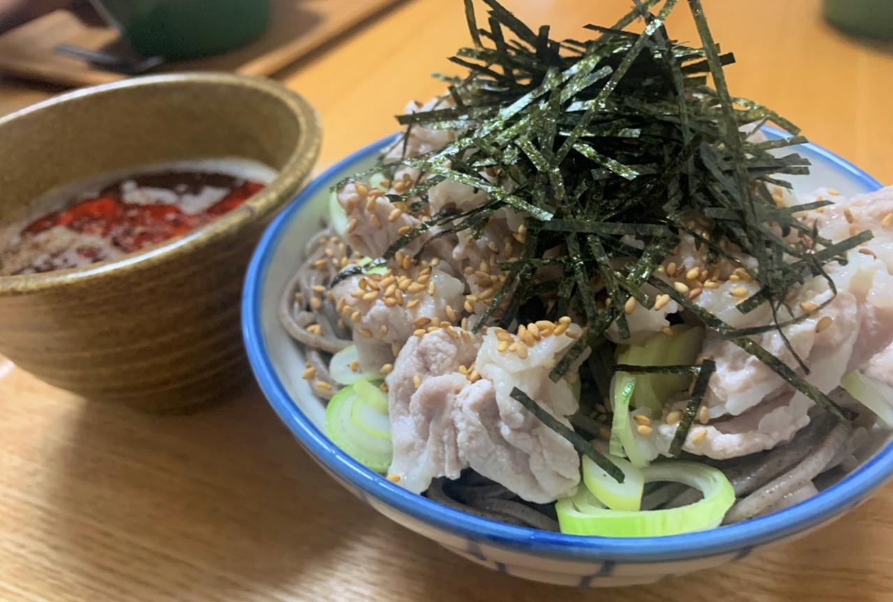 【キャンプ蕎麦レシピ】冷しゃぶラー油肉そばを楽しもう！　ボリューム満点のラー油肉そばアレンジキャンプ飯