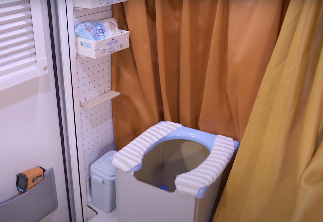 【車中泊・防災対策に】軽キャンピングカーに自作トイレを設置して使ってみた！