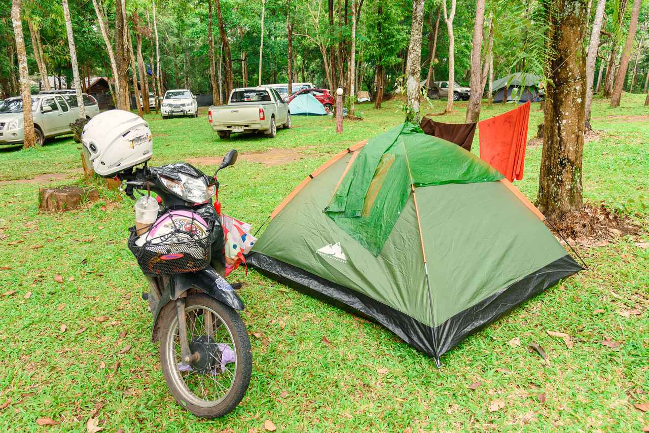 【原付】バイクでキャンプに行く時の荷物の積み方・便利グッズを紹介！　ソロキャンプやツーリングの参考に