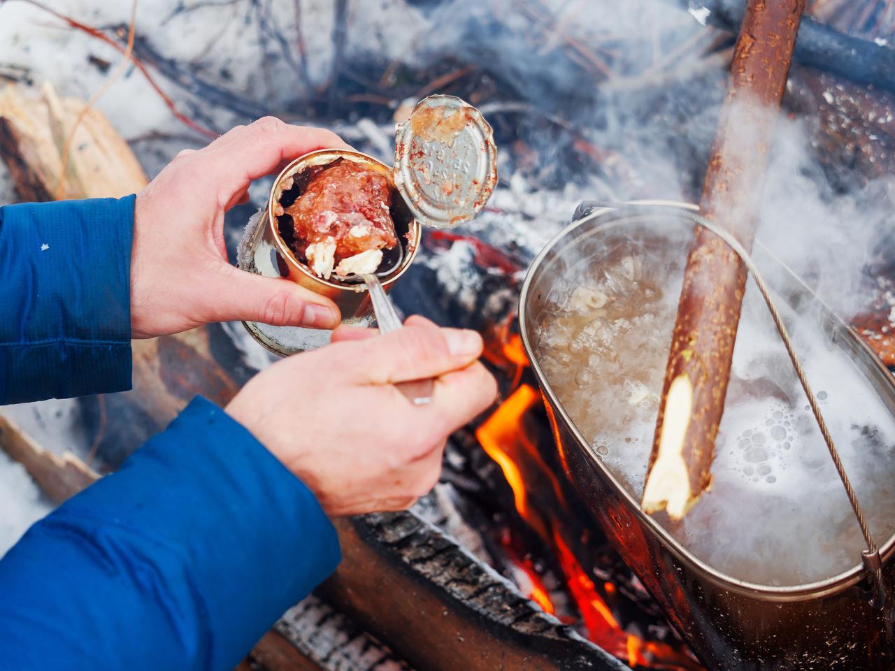 ソロキャンプにおすすめな調理道具4選！　スキレット・鉄板料理の簡単レシピもご紹介