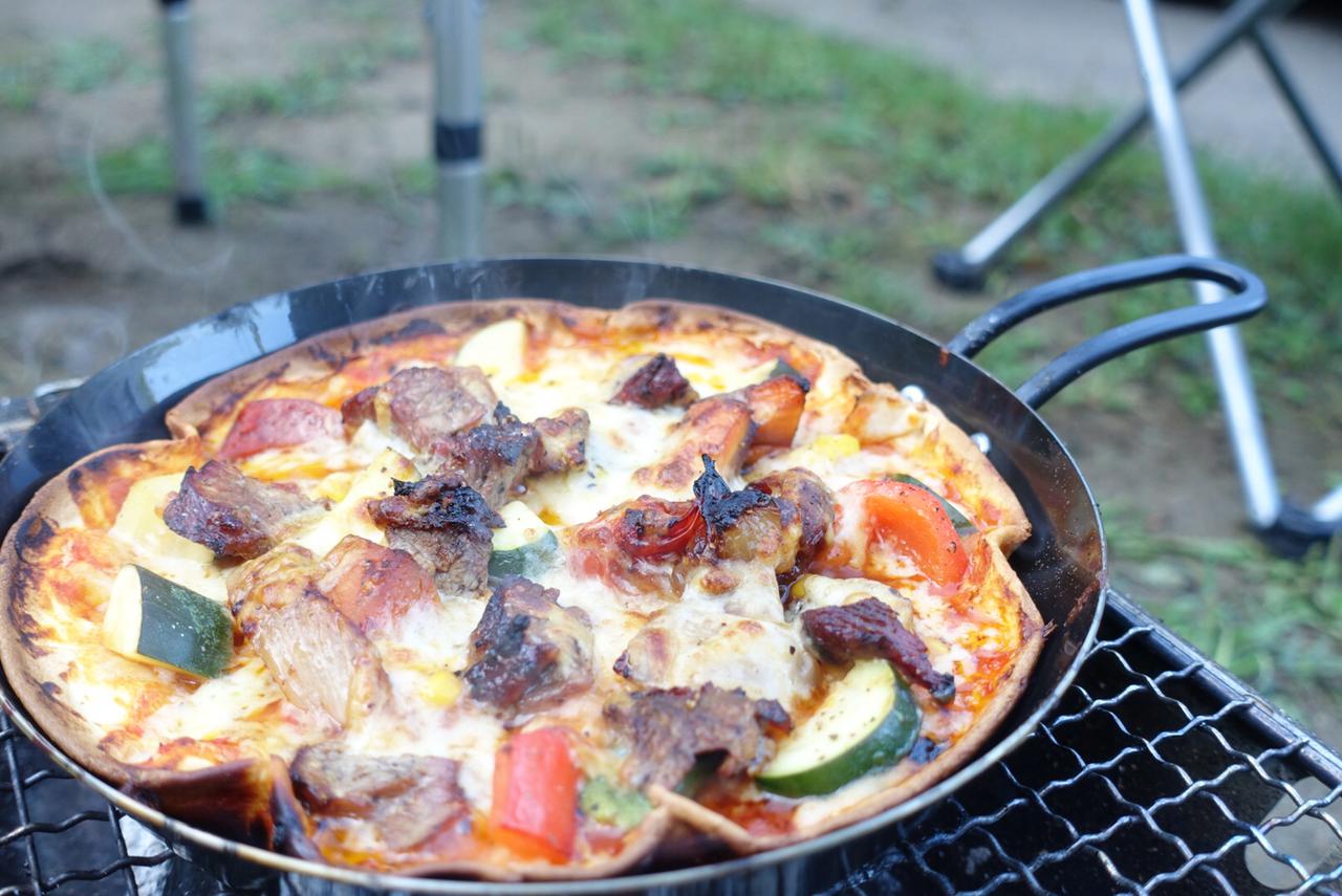 【レシピ】キャンプやBBQでおすすめ「生地から手作りする本格ピザ」！ 即席ピザソースの作り方も