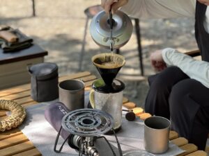 キャンプでのおいしいコーヒーの淹れ方を解説！おすすめの道具や100均アイテムも紹介