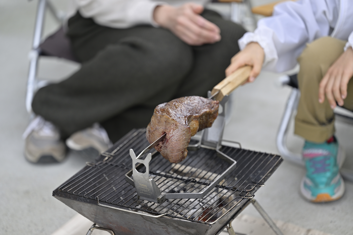 TSBBQのローストスタンドがMakuakeで復活！ 燕三条の職人技で、キャンプ飯が劇的に進化する！