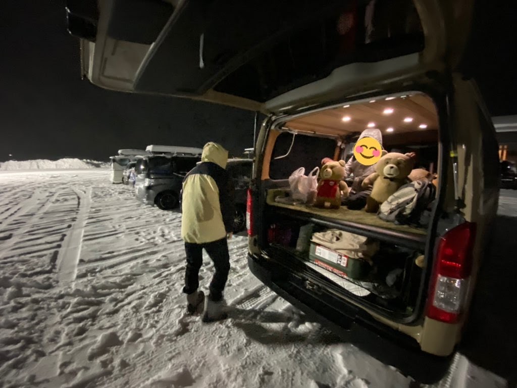 冬に車中泊をしている様子