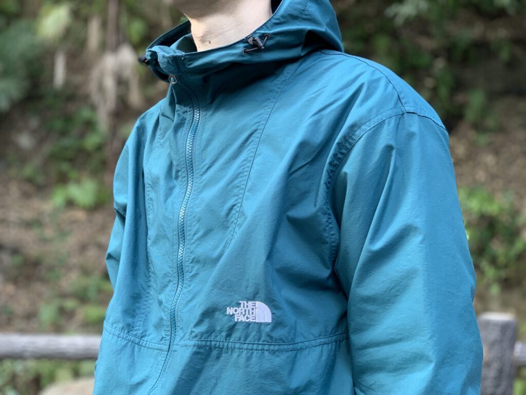 THE NORTH FACE『コンパクトジャケット』を着用した様子