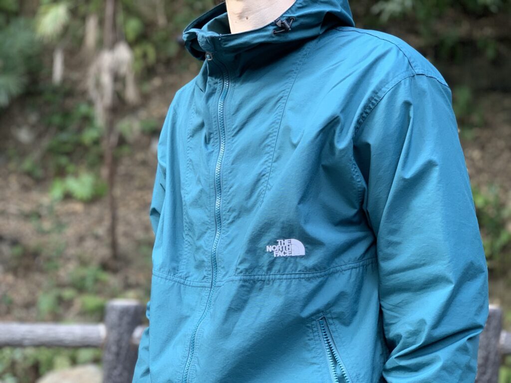 THE NORTH FACE『コンパクトジャケット』を着用した様子