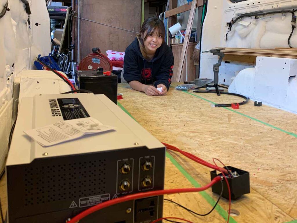 内装をDIYしたキャンピングカー、床