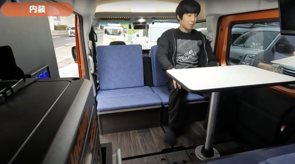 キャンピングカー『BASE』の内装