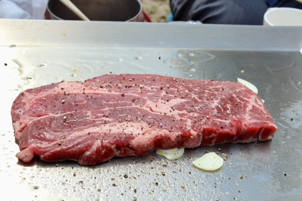 イワタニの鉄板『ホームシェフプレート』でステーキを焼いている様子