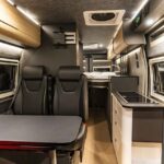 キャンピングカーの内装のポイントとは？レイアウトやベッドの種類を解説！