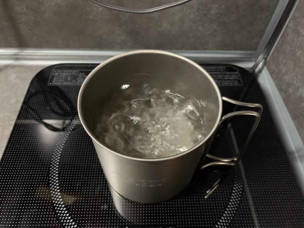 SOTOのチタンマグでお湯を沸かしている様子