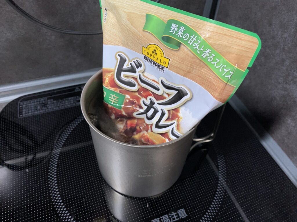 SOTOのチタンマグでレトルトカレーをあたためている様子