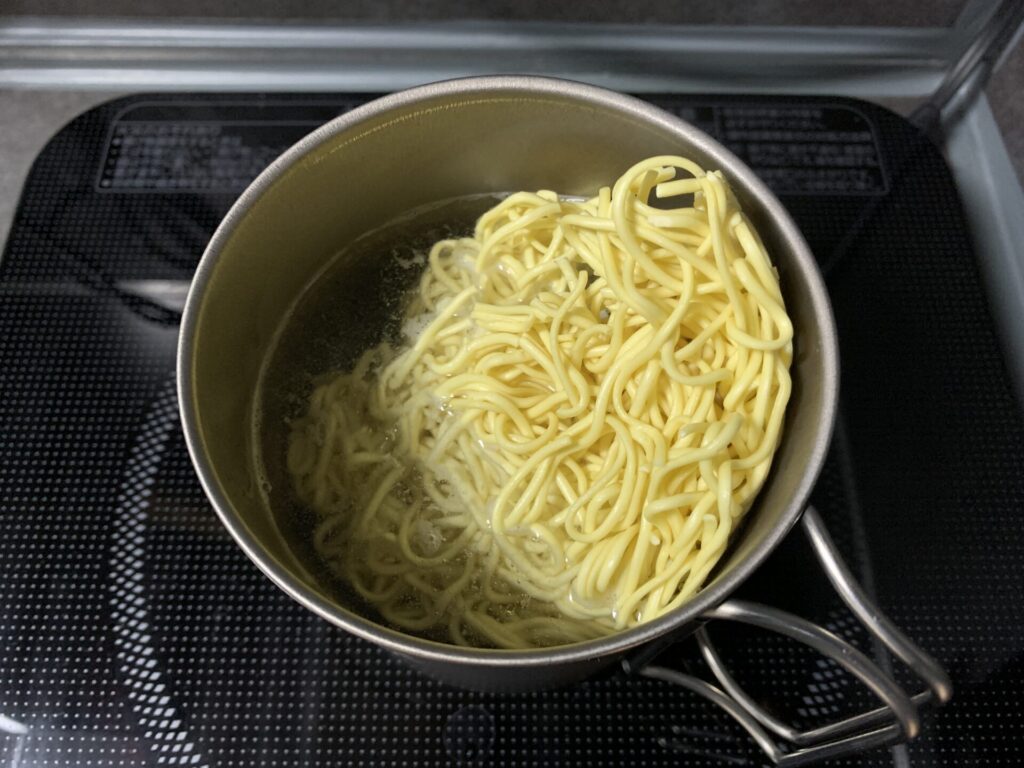 SOTOのチタンマグでインスタントラーメンを作っている様子