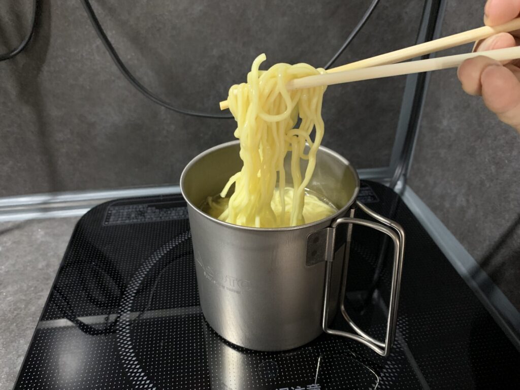 SOTOのチタンマグでインスタントラーメンを作っている様子