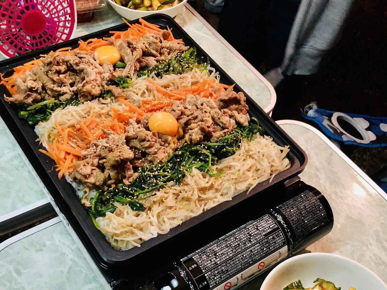 イワタニのカセットガスホットプレート『焼き上手さんα』で調理をしている様子