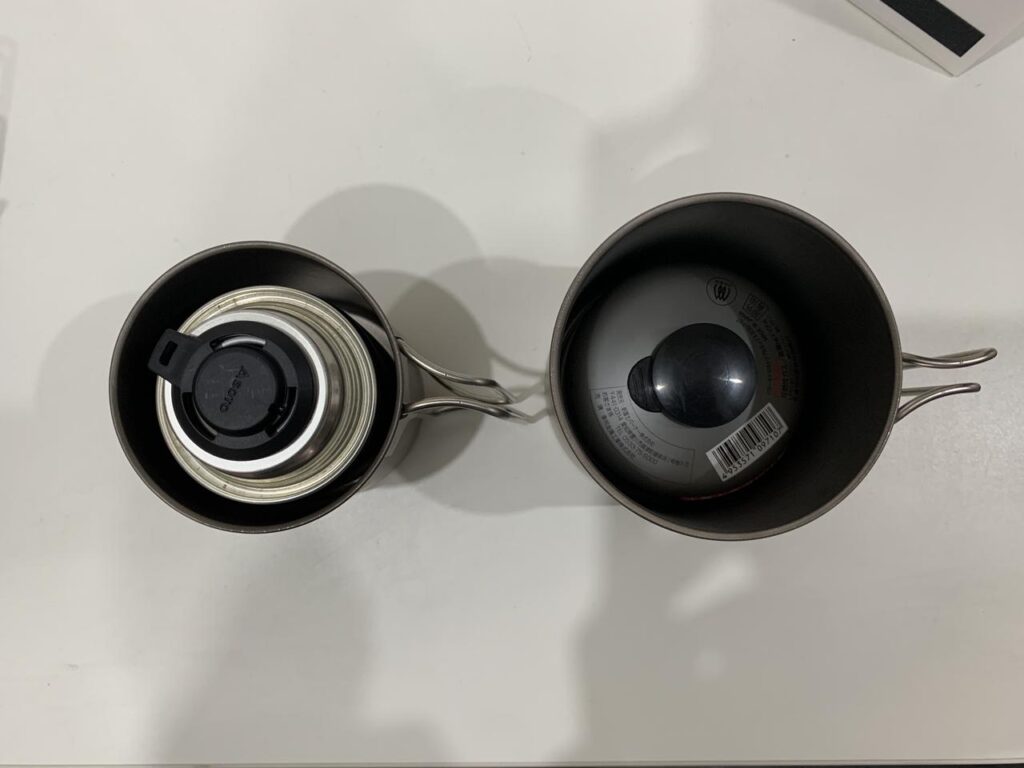 SOTOのチタンマグにCB缶、OD缶を入れた様子
