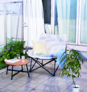 ニトリのバタフライチェアにワイドタイプが登場！初夏のリラックスタイムをアップデートしよう！