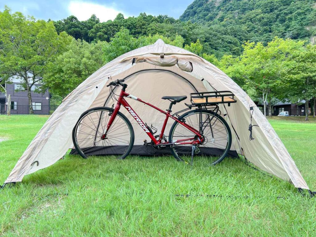 neGla(ネグラ)のツーリングテント『マエヒロドーム』に自転車を入れた様子