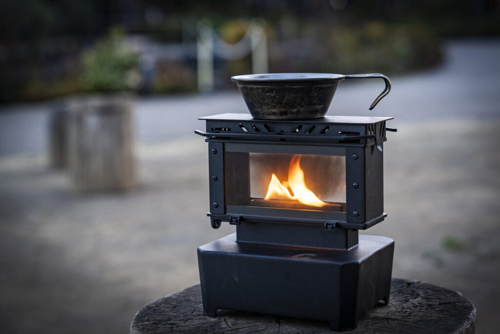 H7projectのアイロンストーブ『H7Stove』にシェラカップを載せた様子