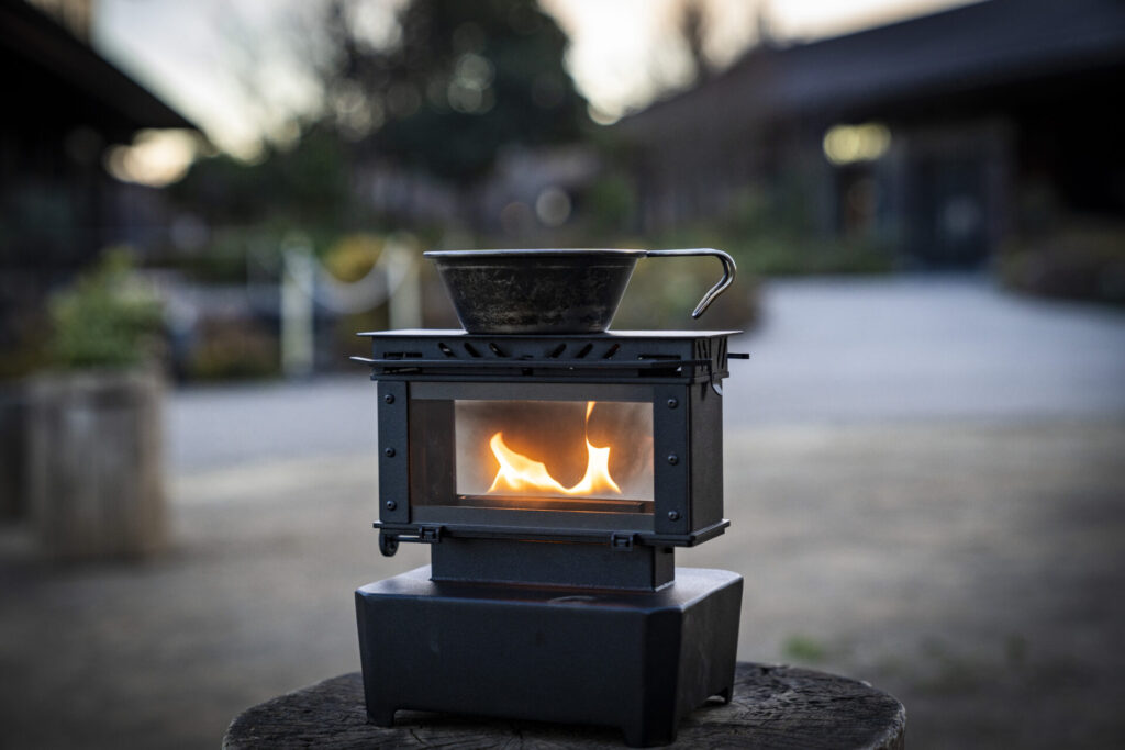 H7projectのアイロンストーブ『H7Stove』にシェラカップを載せた様子