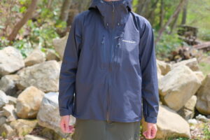 モンベルのレインウェアが快適すぎ！ムシムシする雨の日も余裕です