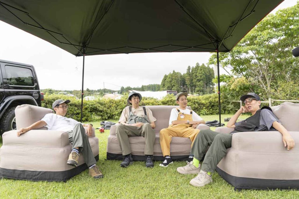 コールマンのアウトドアソファ『エアカウチ』を屋外で使用している様子