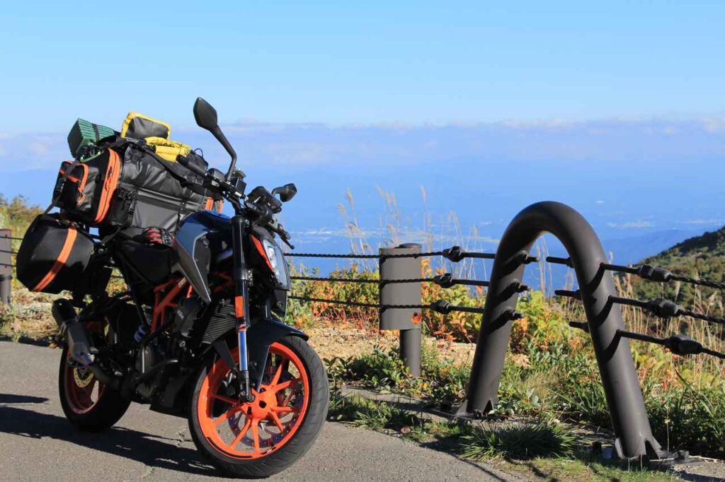 バイクにキャンプギアを積んだ様子