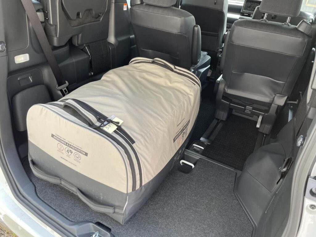 ケシュアのエアーテント『AIR SECONDS FAM5.2 XL』を車に積んだ様子