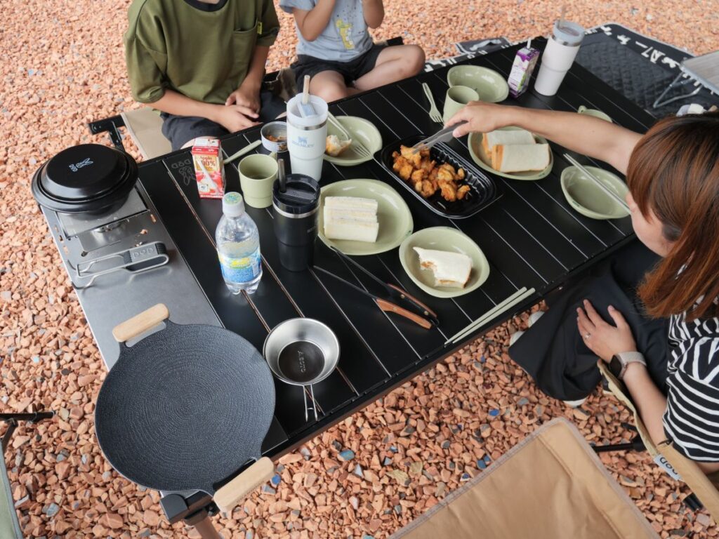 料理しながら家族みんなで団らん。シングルバーナー2台を