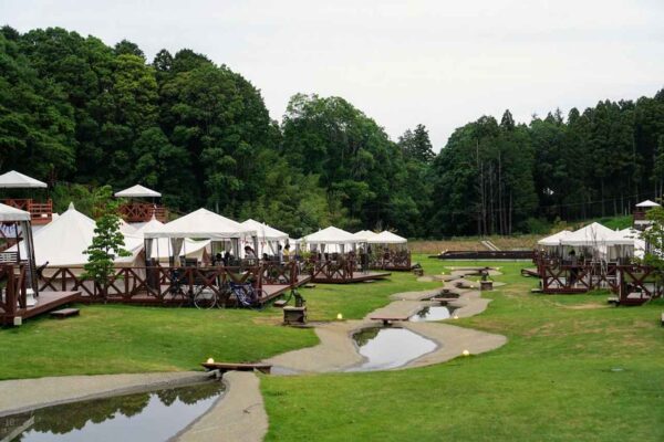 【女子必見】グランピングに最適な服装とは？季節別＆シーン別おしゃれコーデ術