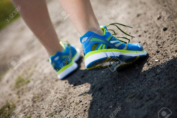 ランニングシューズとウォーキングシューズの違い｜選び方やおすすめも解説