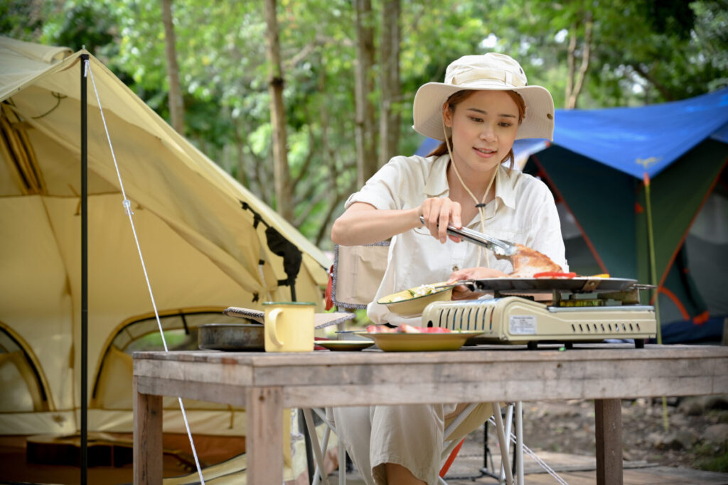 料理をする女性