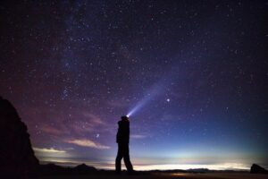 【2025年最新】ヘッドライト最強人気ランキング7選｜登山・キャンプにおすすめの充電式も紹介